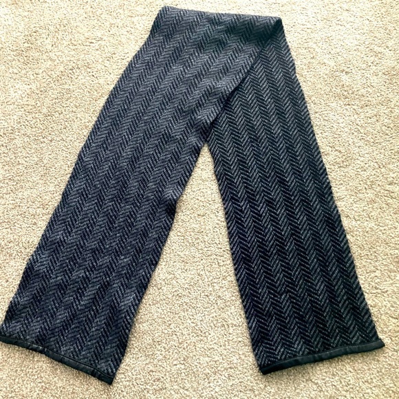 Ann Klein Wool Blend Gray And Black Rectangle Knit Scarf - Picture 1 of 4